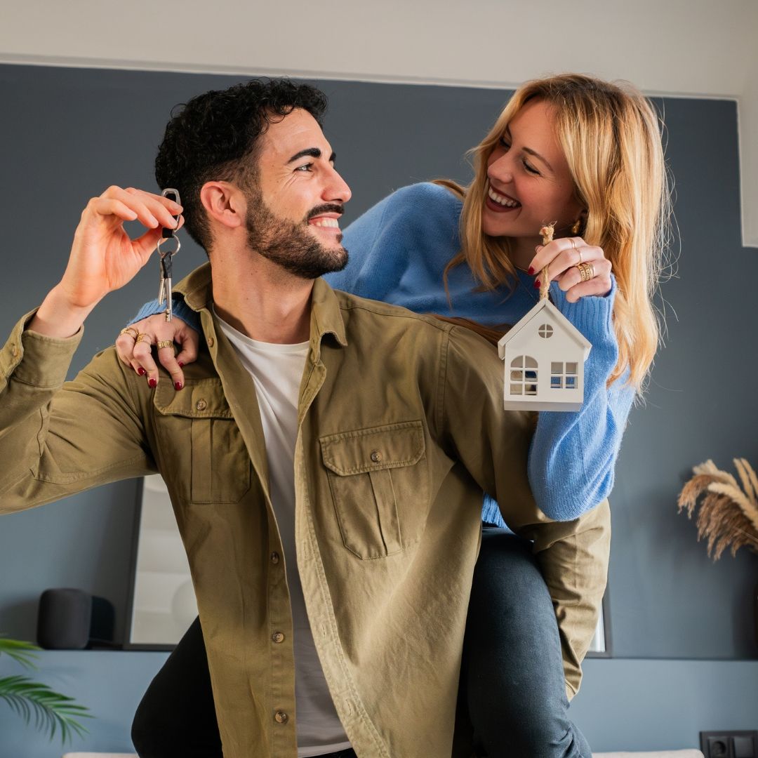 Couple heureux tenant les clés de son nouveau logement