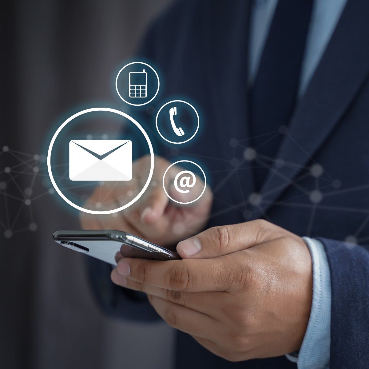 Personne utilisant son téléphone pour envoyer un message