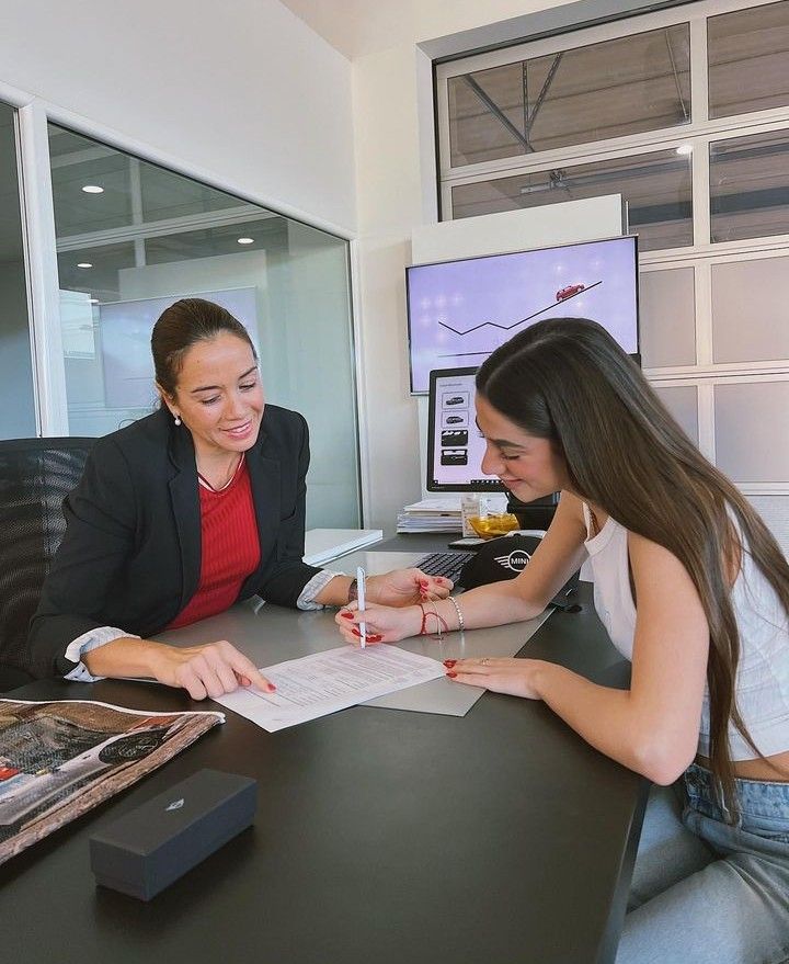 Conseillère accompagnant une cliente dans son projet